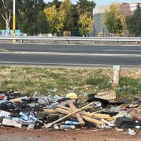 Vecinos denuncian acumulación de basura en la lateral del Acceso Sur