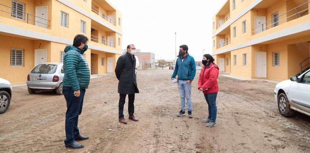Gutiérrez y Gaido entregaron viviendas
