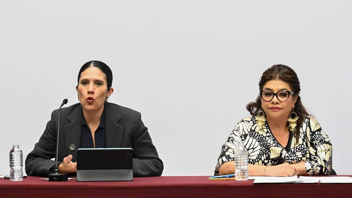 La fiscal de la Ciudad de México, Bertha Alcalde, y la jefa de Gobierno capitalino, Clara Brugada, en la conferencia de prensa “Estrategia contra Despojos”, en el Palacio del Ayuntamiento