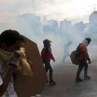Dispersan con gases lacrimógenos marcha opositora en Venezuela