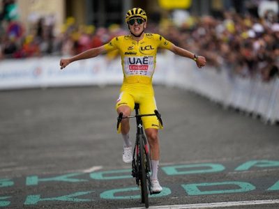 Pogacar surge al final del último ascenso y gana la 14ma etapa del Tour de Francia