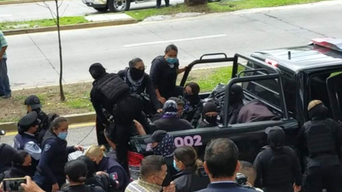 La detención de 11 mujeres tras la protesta en la Secretaría de Educación de Jalisco