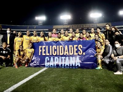 Liliana Mercado recibe el Balón de Oro como mejor jugadora de la Liga MX Femenil