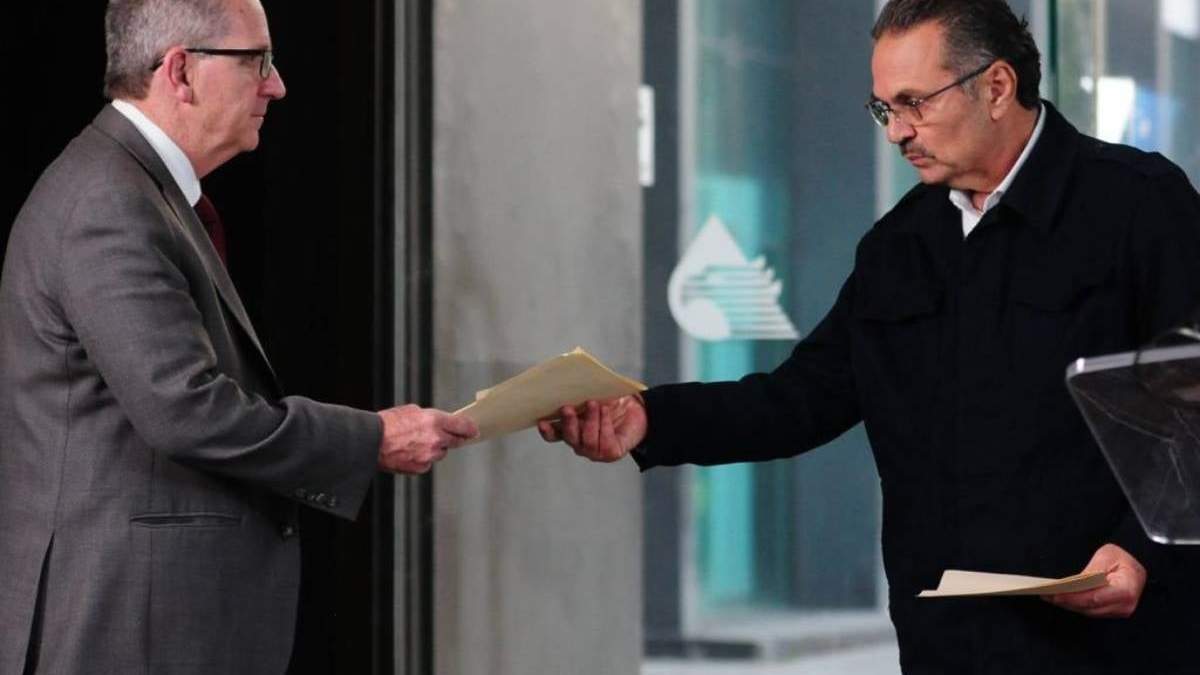 Bob Pérez, vicepresidente de América Latina de Baker, entrega a Octavio Romero Oropeza, titular de Pemex, el resultado de la auditoria