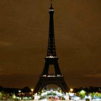 La Torre Eiffel se apaga por la crisis: París dejará de iluminar sus monumentos por la noche