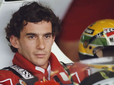 Quién es el piloto argentino que se peleó con Ayrton Senna y aparece en la mini serie de Netflix