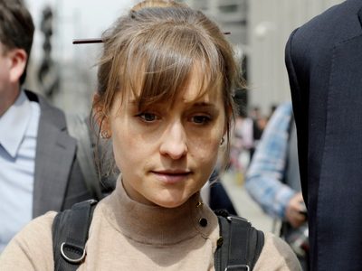 La actriz Allison Mack sale de prisión tras cumplir su condena por el caso NXIVM