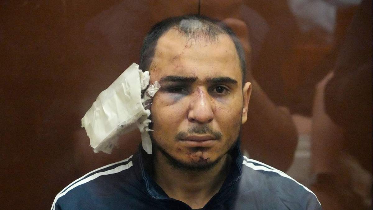 Saidakrami Murodali Rachabalizoda, sospechoso del tiroteo en el Ayuntamiento de Crocus el viernes, sentado en una jaula de vidrio en el Tribunal de Distrito de Basmanny en Moscú
