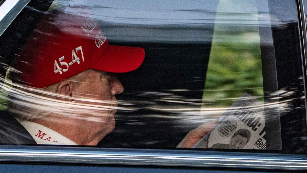 Donald Trump lee The New York Post a su llegada al Trump National Golf Club en Florida