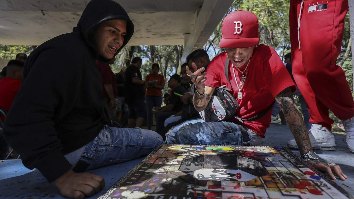 Varias personas juegan a la poleana, un juego de mesa inventado en prisión, antes de un torneo en Ciudad de México