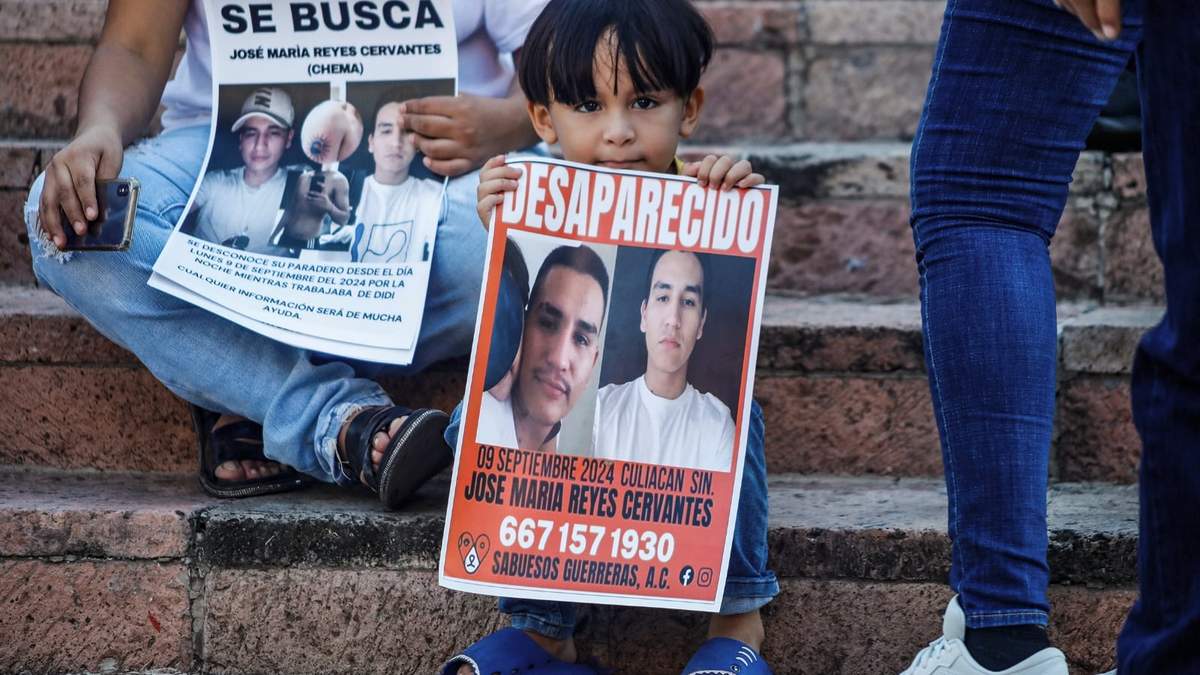3 de octubre. El colectivo Sabuesos Guerreras y familiares de víctimas exigen en Culiacán el fin de las desapariciones que se dispararon tras la guerra intestina en el Cártel de Sinaloa, después de la detención del "Mayo" Zambada