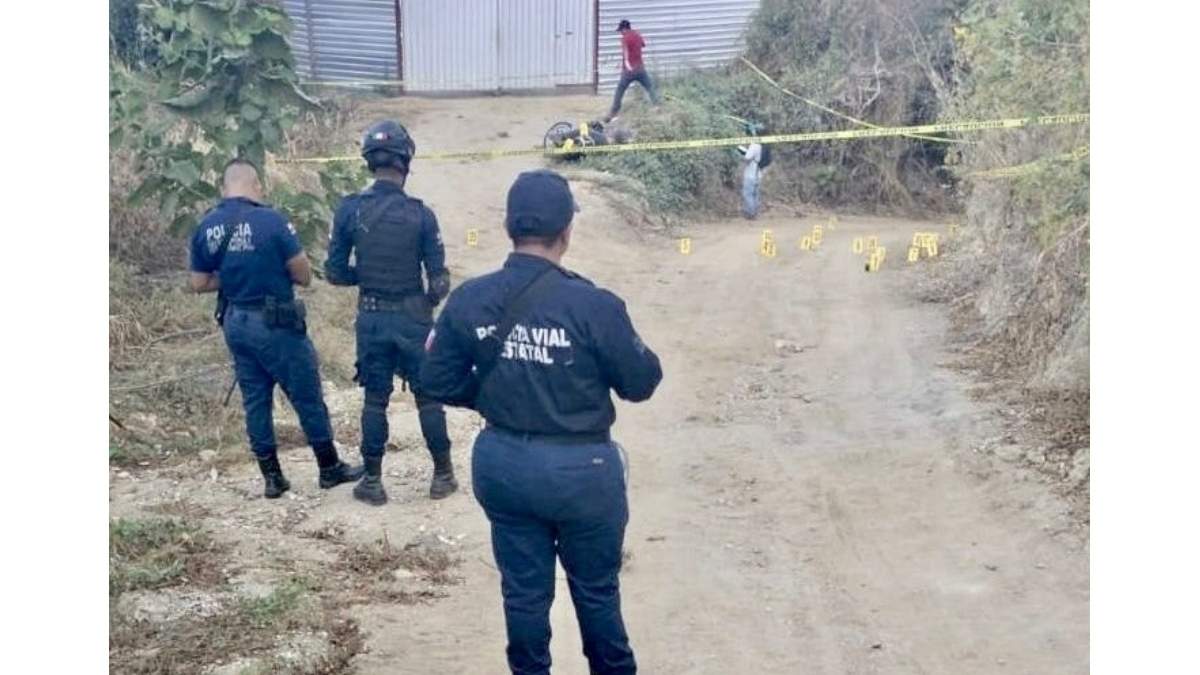 Policías acuden al basurero de Ojo de Agua, en Telixtlahuaca, Oaxaca, por el hallazgo de tres cuerpos