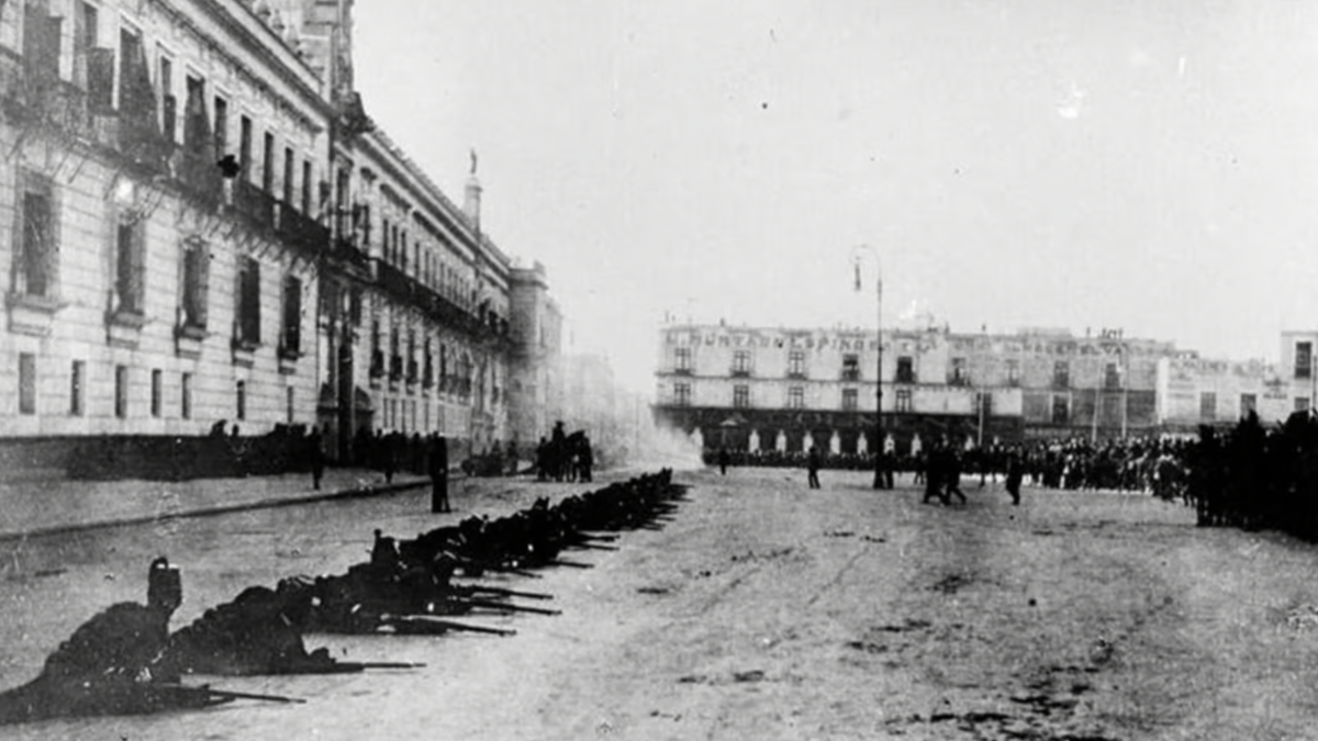 El primer gran atentado fue el "gran tumulto de la Ciudad de México de 1692, cuando la gente protestó en contra de las autoridades virreinales y quemó el inmueble, el cual fue reconstruido por órdenes del virrey Gaspar de Sandoval.