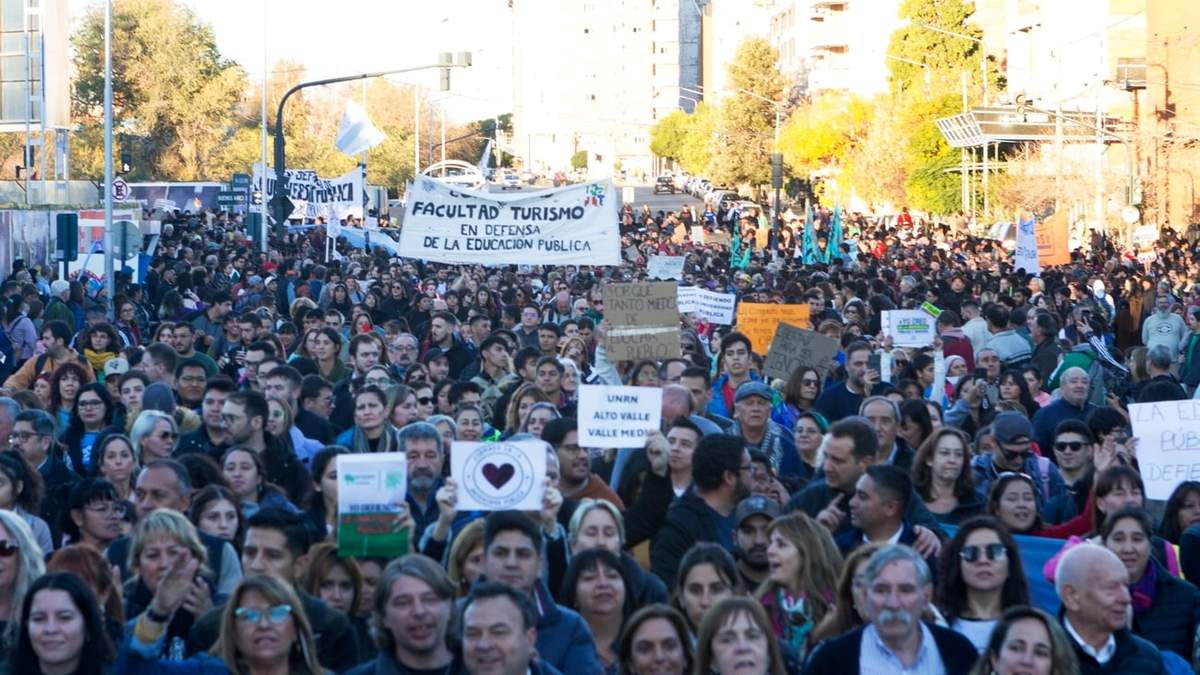 El momento en que la columna comenzó a marchar sobre calle Leloir. Fuente: (Emiliano Ortiz)