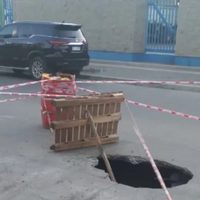 Un socavón en plena vía pública genera peligro para el tránsito en un sector de la ciudad de Neuquén