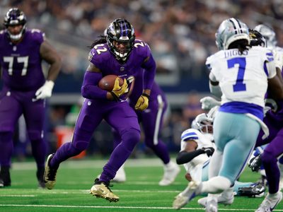 Henry corre para 151 yardas, 2 TDs y los Ravens resisten para vencer 28-25 a Cowboys