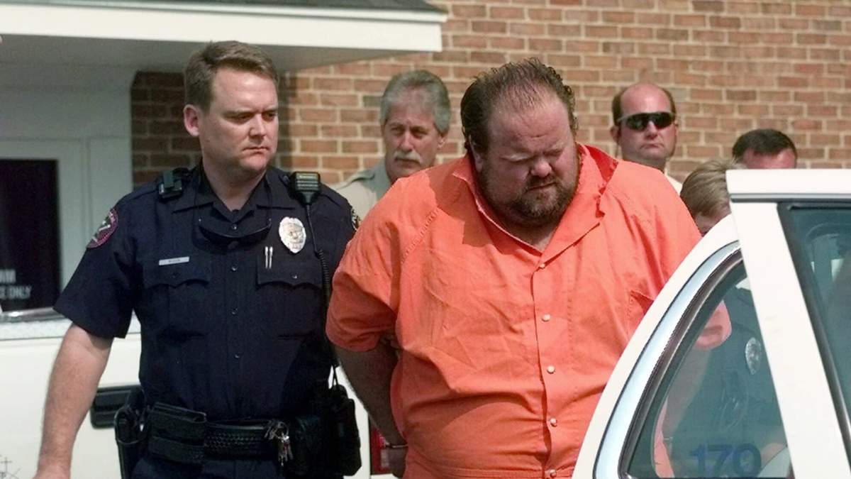 Agentes de la policía escoltan a Alan Eugene Miller el 5 de agosto de 1999, desde la prisión de Pelham, Alabama