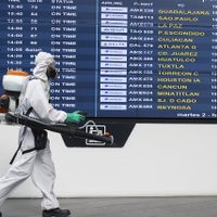 Francia pone fin al pasaporte sanitario, el confinamiento y el toque de queda