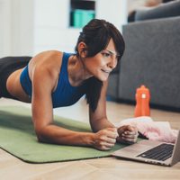 Sin salir de casa ni gastar en el gym: 10 minutos de cardio y ejercicios que te harán perder calorías