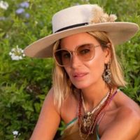 Estilo y comodidad: el look étnico de Dolores Barreiro que es tendencia este otoño