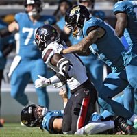 Trevor Lawrence, quarterback de los Jaguars, salió en camilla por una conmoción cerebral (Videos)