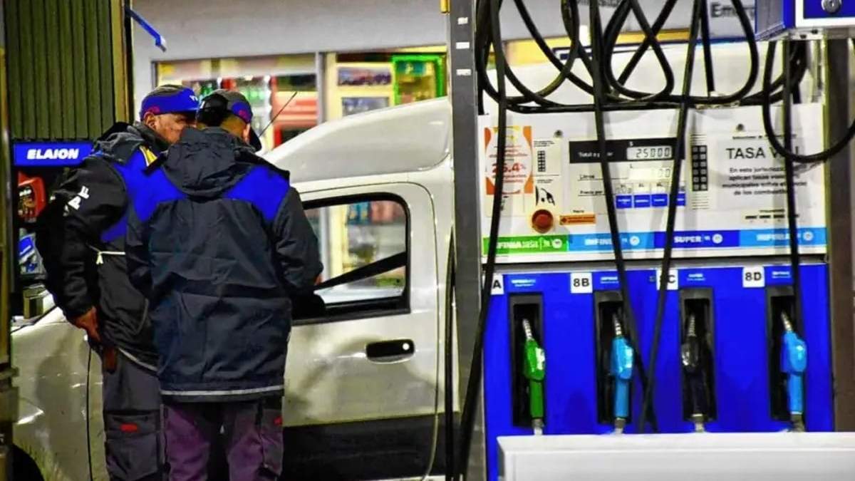El aumento es por la actualización de los impuestos a los combustibles líquidos y al dióxido de carbono. Fuente: (Facebook)