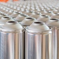 No tires los envases de aerosol vacíos: creá este fabuloso jarrón vintage para tu living