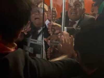 Video: Así irrumpieron manifestantes para reventar la sesión en el Senado