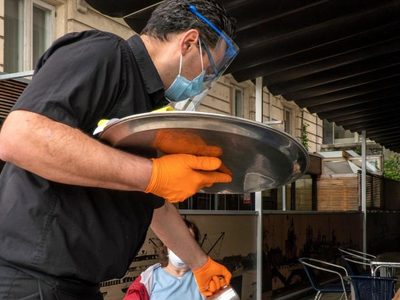 Los españoles desestiman el uso de máscaras de plástico para los camareros