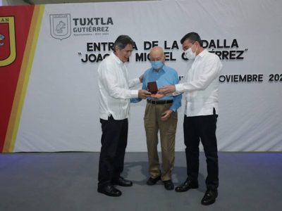Gobernador y alcalde morenistas condecoran a Patrocinio González, titular de Gobernación con Salinas