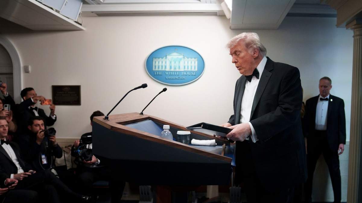 El presidente Donald Trump se acerca al podio antes de hablar en la Sala de Prensa James Brady de la Casa Blanca
