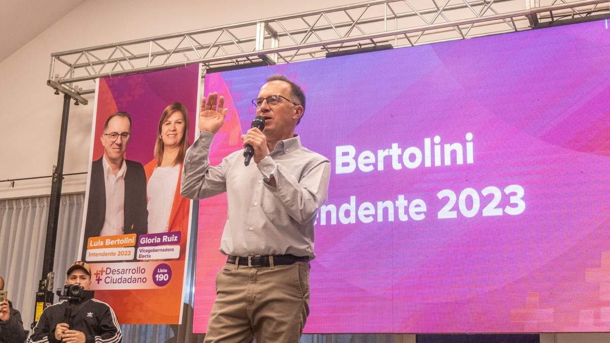Luis Bertolini en el acto de Plottier. Fuente (Twitter)