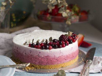 Torta helada de yogur y frutos rojos: fácil, deliciosa y liviana, la receta perfecta para comer sin culpas