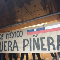 Con cacerolazo frente a la embajada, jóvenes exigen alto a represión en Chile