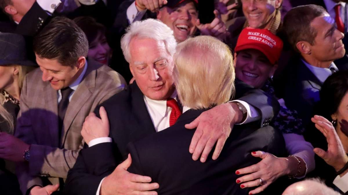 Donald y Robert Trump durante un acto de campaña. Fuente: (Twitter)