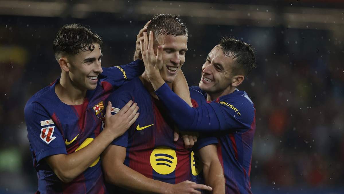 Dani Olmo del Barcelona celebra con sus compañeros el tercer gol