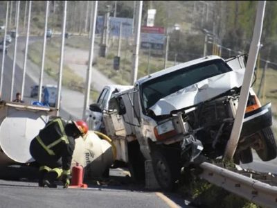 Por una mala maniobra un camión quedó montado sobre el guardarrail en la ruta provincial 7