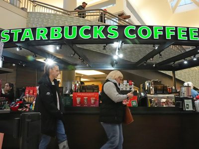 Starbucks cerrará tiendas y despedirá a 900 empleados como parte de plan de recuperación