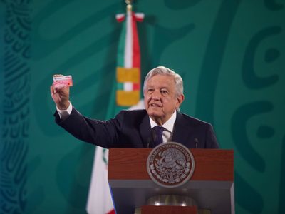 "Quedarse callado es ser cómplice" dice AMLO y exhibe tarjetas que ofrece Adrián de la Garza en NL