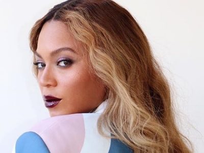 ¡Muy grandes! Beyoncé utiliza sus mejores atributos físicos para promocionar su nuevo proyecto