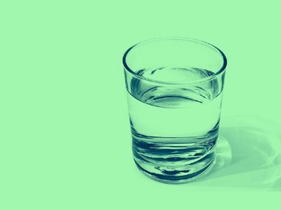 Con vasos de vidrio viejos que tenés en casa: creá estos portavelas con el toque más lujoso