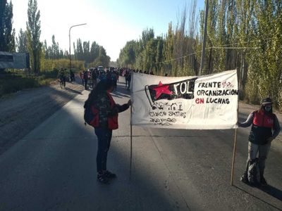 Organizaciones sociales en lucha cortan el puente Cinco Saltos-Centenario