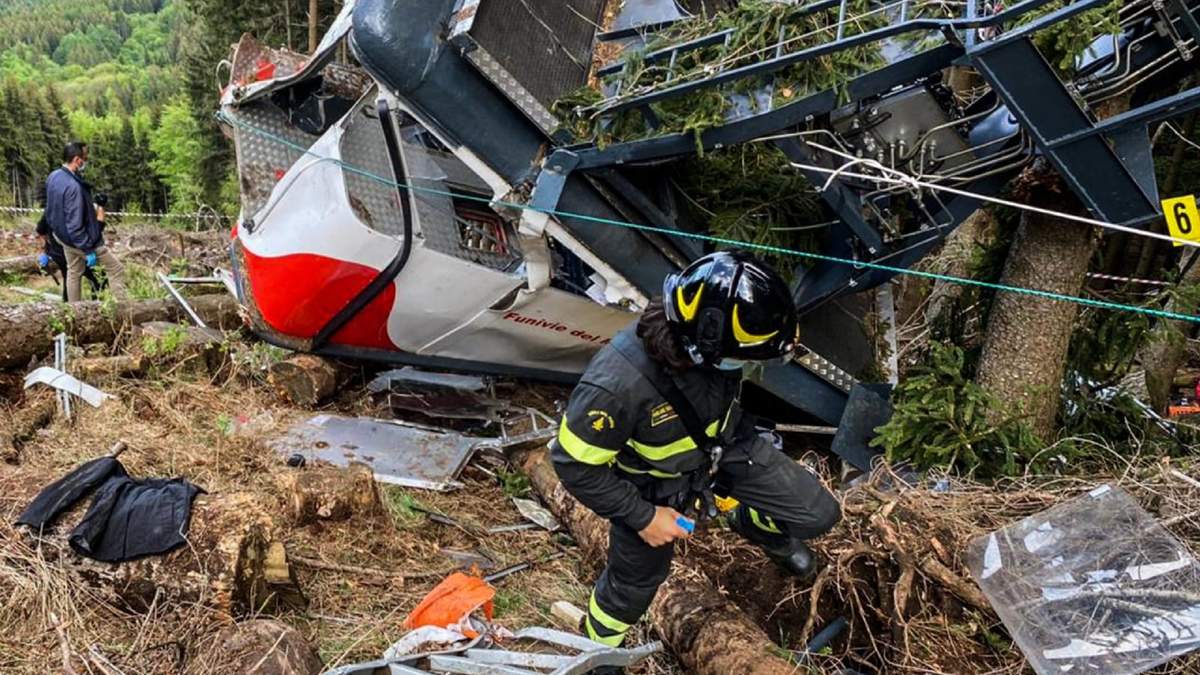 Bomberos retiran los escombros del teleférico caído en Italia. Fuente: (Twitter)