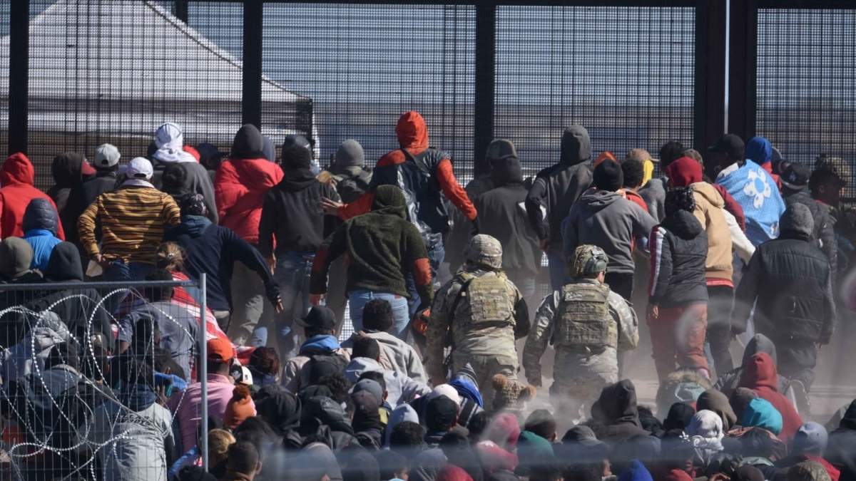Migrantes en su intento de cruzar por Ciudad Juárez