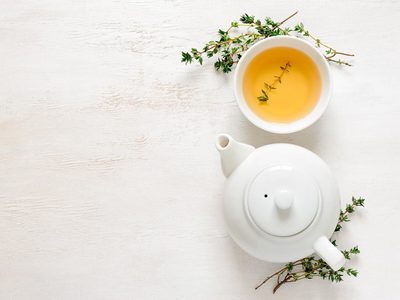 Trucos sencillos de belleza para aprovechar los saquitos de té y tener la piel lozana