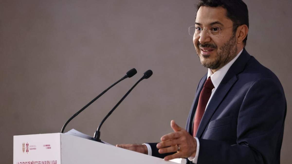“La Ciudad de México es un buen lugar para abrir negocios, y si nos ayudan a invertir, se crearán también muchos empleos, lo cual tendrá consecuencias sociales positivas para nuestra gran capital”, dijo el jefe de Gobierno en la reunión de empresarios