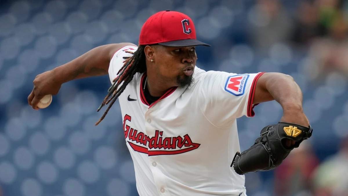 Acusan de aceptar sobornos para amañar partidos a Emmanuel Clase y Luis Ortiz, peloteros de la MLB