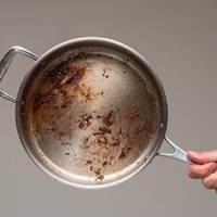 El secreto para dejar las ollas heredadas de las abuelas como nuevas usando solo 3 ingredientes