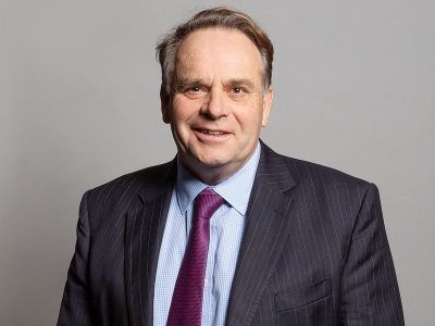 Diputado británico renunció tras ser descubierto viendo imágenes pornográficas en el Parlamento