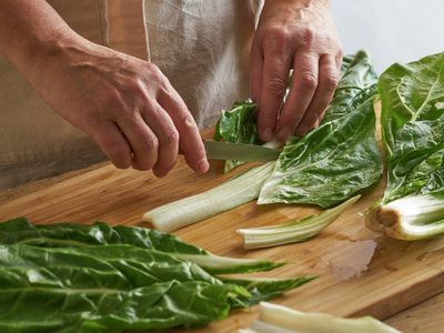 Todo sirve: no tires las pencas de la acelga y hacé esta receta fácil y deliciosa de la abuela